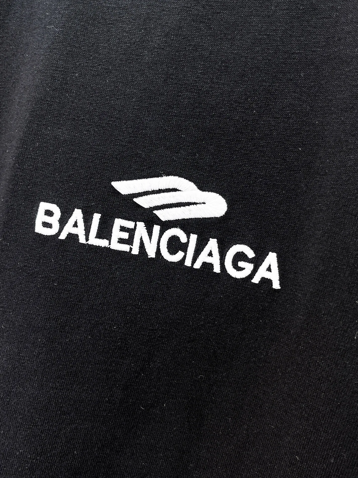 Balenciaga's high-end top-quality products 🐮2026 Spring and Summer New Arrival first counter, the latest New Arrival short-sleeved round neck T-shirt, Premium customized design, avant-garde and fashionable! Brand logo heavy craftsmanship design Premium customized 260g fabric. Soft to the touch. Comfortable to wear. Counter-level exquisite stitching. Fine workmanship. The upper body effect is incomparably handsome! A must-have item for men and women with the same style! Sizes: S~XXL When placing an order, please state your height and weight. The maximum wearing size is 210 pounds (one size larger)